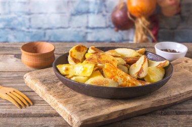 Gevrek altın derin kızarmış, patates kızartması sıcak patates, kızartma ve yenmeye hazır, gerçekten nefis. Eski dökme demir tavada kızarmış patates