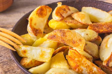 Gevrek altın derin kızarmış, patates kızartması sıcak patates, kızartma ve yenmeye hazır, gerçekten nefis. Eski dökme demir tavada kızarmış patates