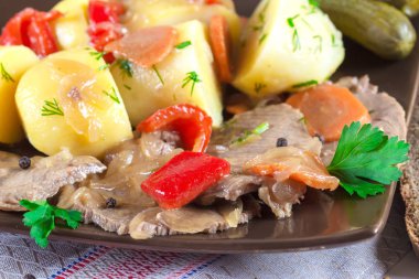 Bir tabakta sığır güveç , üst görünümü, yakın