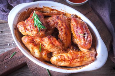 Tavuk Kanatları, Fırında ve Izgara. Ev yapımı lezzetli yemekler. Ahşap Masa Arka Plan, Rustik Natürmort Stil. Yakın çekim