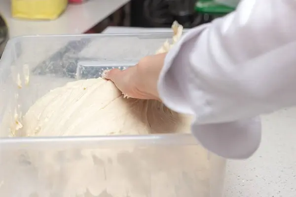 Concept de cuisson. Les femmes qui travaillent dur préparent la pâtisserie toute seule, pétrissent la pâte sur le comptoir en bois avec de la farine et du rouleau à pâtisserie. Les femmes cuisinent du pain ou de délicieux pains ou pâtes — Photo