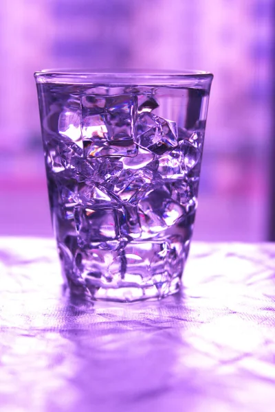 Vidro de água pura com cubos de gelo.Cenário dinâmico abstrato para o seu design — Fotografia de Stock
