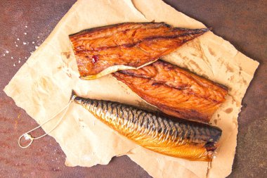 Rustik paslı metal bir masada zanaat kağıt üzerinde füme uskumru fileto. Üstte görüntü