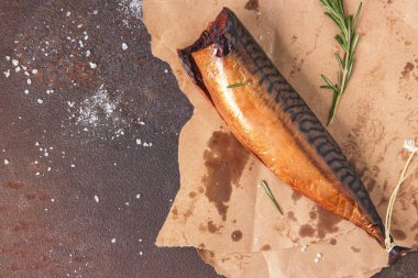 Rustik paslı metal bir masada zanaat kağıt üzerinde füme uskumru fileto. Üstte görüntü