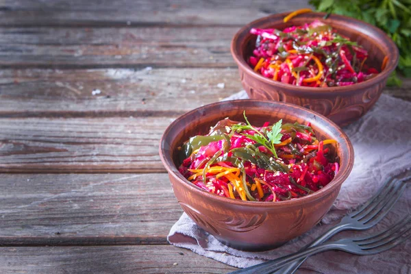 Deniz lahanası, havuç, pancar ve susam ile diyet salatası, ahşap arka plan üzerinde rustik seramik kase zeytinyağı serpilir. Detoks kavramı