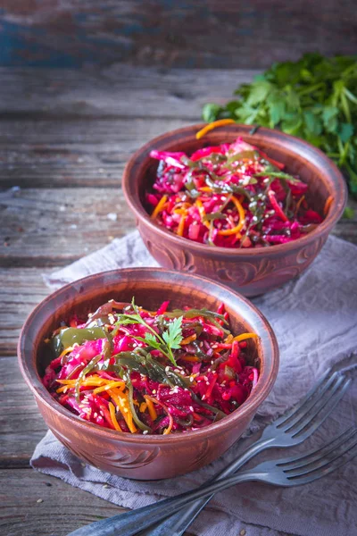 Deniz lahanası, havuç, pancar ve susam ile diyet salatası, ahşap arka plan üzerinde rustik seramik kase zeytinyağı serpilir. Detoks kavramı