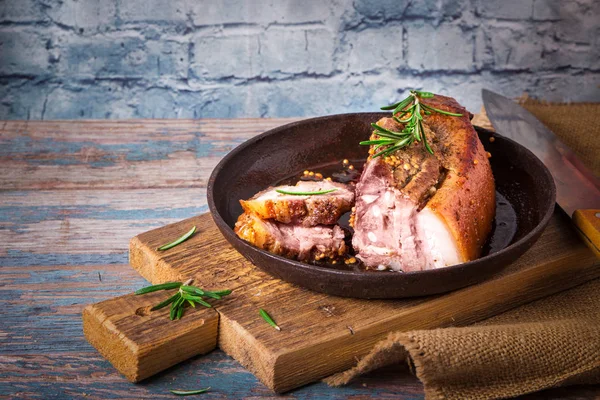 Carne alla griglia fritta e succosa cotta in forno su una teglia con senape francese — Foto Stock