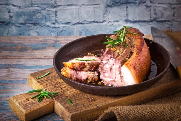 Gebakken sappig barbecue vlees gebakken in de oven op een bakplaat met Franse mosterd — Stockfoto