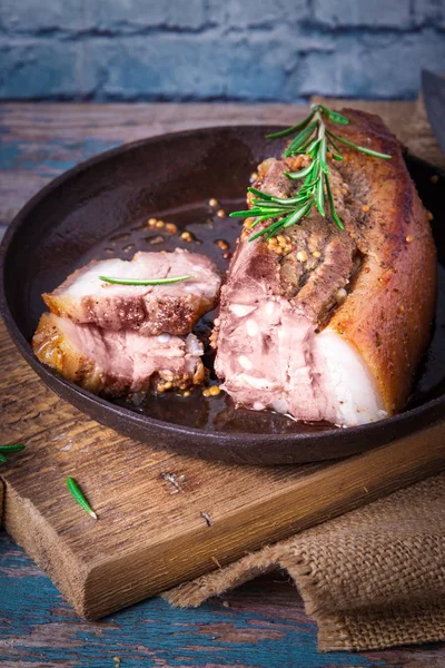 Gebakken sappig barbecue vlees gebakken in de oven op een bakplaat met Franse mosterd — Stockfoto