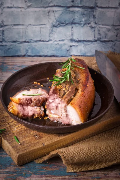 Gebakken sappig barbecue vlees gebakken in de oven op een bakplaat met Franse mosterd — Stockfoto