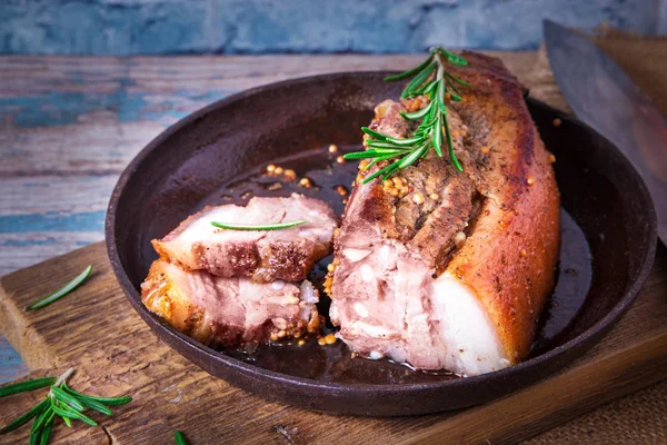 Смажене соковите м'ясо барбекю запечене в духовці на випічці з французькою гірчицею — стокове фото
