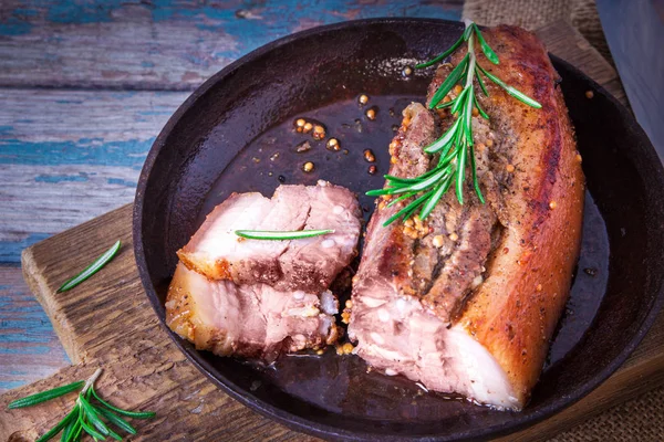 Смажене соковите м'ясо барбекю запечене в духовці на випічці з французькою гірчицею — стокове фото