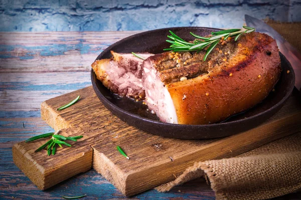 Carne de churrasco suculenta frita assada no forno em uma assadeira com mostarda francesa — Fotografia de Stock