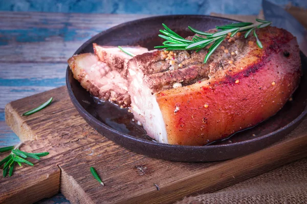 Gebakken sappig barbecue vlees gebakken in de oven op een bakplaat met Franse mosterd — Stockfoto