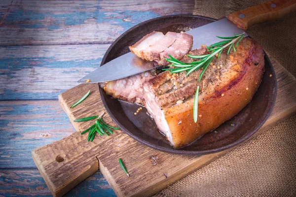 Gebakken sappig barbecue vlees gebakken in de oven op een bakplaat met Franse mosterd — Stockfoto