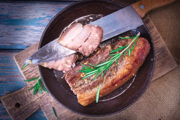 Gebakken sappig barbecue vlees gebakken in de oven op een bakplaat met Franse mosterd — Stockfoto