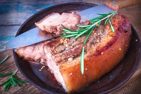 Τηγανητό ζουμερό κρέας μπάρμπεκιου που ψήνεται στο φούρνο σε ένα ταψί με γαλλική μουστάρδα — Φωτογραφία Αρχείου