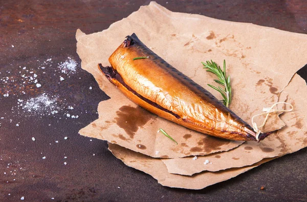 Gerookte makreelfilets op ambachtelijke papier op een rustieke Rusty metalen tafel — Stockfoto