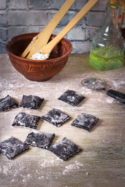 Hausgemachte schwarze Tintenfischravioli mit Ricotta und Petersilie auf rustikalem Holzgrund — Stockfoto
