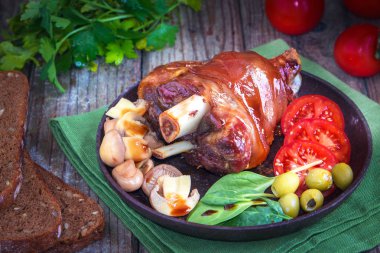 Taze sebze ve turşu mantar ile Lezzetli ızgara domuz eklem. Lezzetli yemekler.