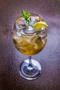 Buz küpü, limon, nane yaprakları ve taze limon suyu ile Cool yaz kokteyli.