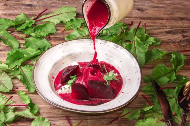 Jelatinde mozzarella ve maydanoz ile kalın pancar çorbası, susam serpilir, genç bezelye filizi ile süslenmiş