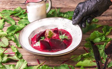 Jelatinde mozzarella ve maydanoz ile kalın pancar çorbası, susam serpilir, genç bezelye filizi ile süslenmiş