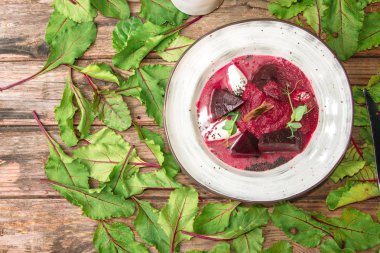 Jelatinde mozzarella ve maydanoz ile kalın pancar çorbası, susam serpilir, genç bezelye filizi ile süslenmiş