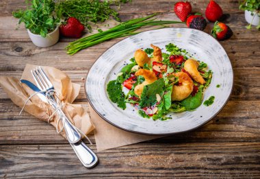 Izgara karidesleri, çilek, Arugula, maydanoz, ıspanak ve soğan ile lezzetli hafif salata, kızarmış susam ile serpilir ve yeşil ıspanak sos ile sezgiyle.