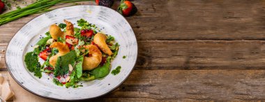 Izgara karidesleri, çilek, Arugula, maydanoz, ıspanak ve soğan ile lezzetli hafif salata, kızarmış susam ile serpilir ve yeşil ıspanak sos ile sezgiyle. Afiş