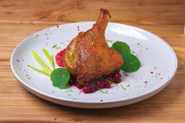 Kızılcık soslu kırmızı greyfurt üzerine fırında ördek bacağı. Lezzetli yemek..