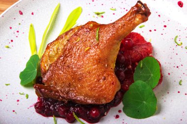Kızılcık soslu kırmızı greyfurt üzerine fırında ördek bacağı. Lezzetli yemek..