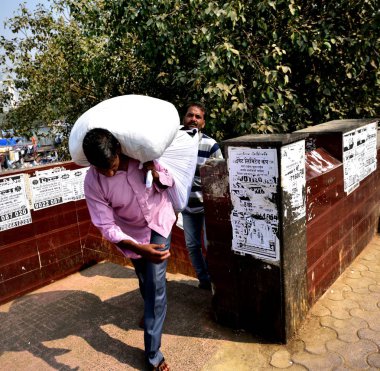 Mumbai, Hindistan - Ocak 2017: çamaşır çantaları taşırken