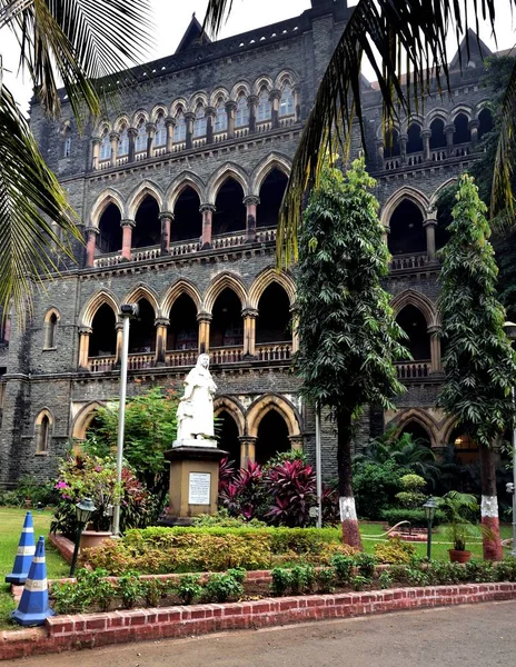 Mumbai Índia Janeiro 2017 Estátua Rainha Vitória Fora Alta Corte — Fotografia de Stock