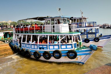 Mumbai, Hindistan - Ocak 2017: Turist tekneleri Gateway of India