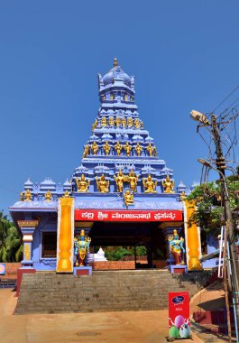 Yeni Mangalore, Hindistan-Ocak 2018: mavi tapınak kulesinde Altın heykeller