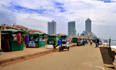 Kolombo, Sri Lanka-Ocak 2017: Kolombo 'da sahil kenarında tüccarlar