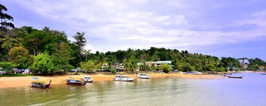 Phuket, Tayland - Ocak 2017:long kuyruk tekneler ve gemilerin sahilde