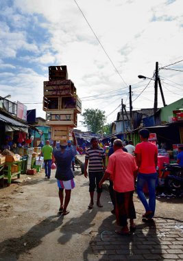 Colombo, Sri Lanka - kutuları Manning pazarında bir sürü taşıyan Ocak 2017:Workers