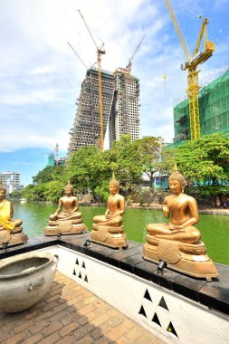 Colombo, Sri Lanka - Ocak 2017:Buddha heykel ve yeni şehir binaları