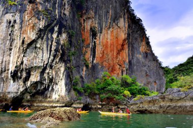 Khao Phing kan, Tayland-Ocak 2017: touroturur James Bond Island kanolar tarafından keşfetmek