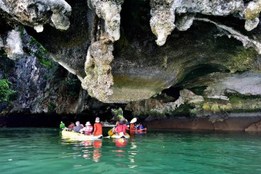 Khao Phing kan, Tayland-Ocak 2017: touroturur James Bond Island kanolar tarafından keşfetmek
