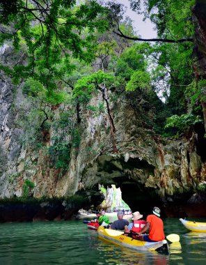 Khao Phing kan, Tayland-Ocak 2017: touroturur James Bond Island kanolar tarafından keşfetmek