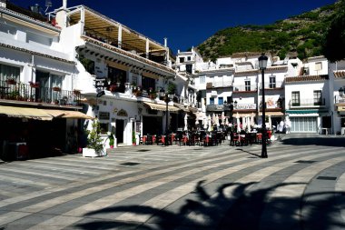 Tablolar ve içinde sandalyeler Köy Meydanı Mijas, İspanya Haziran 2017