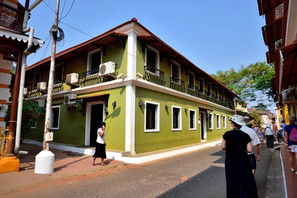 Goa Indien Januar 2017 Touristen Spazieren Grünen Haus Vorbei — Stockfoto