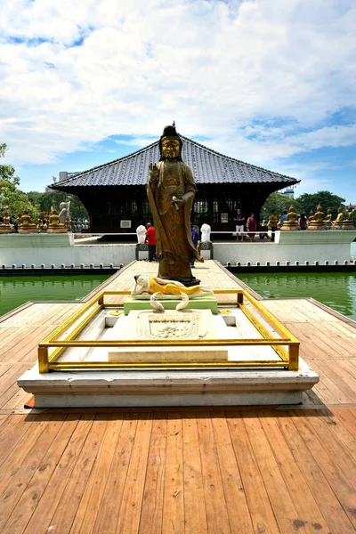 Kolombo Sri Lanka Pomnik 2017 Buddha Stycznia Przed Świątynią — Zdjęcie stockowe