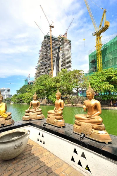 コロンボ スリランカ 2017 Buddha 彫像と新しい都市の建物 — ストック写真