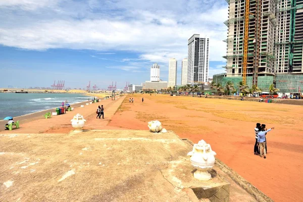 Kolombo Sri Lanka Styczeń 2017 Miejscowi Korzystający Sunshone Plaży Colombo — Zdjęcie stockowe
