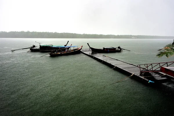 Kho Panyi Balıkçılık Köyü Tayland Ocak 2017 Uzun Kuyruklu Tekneler — Stok fotoğraf