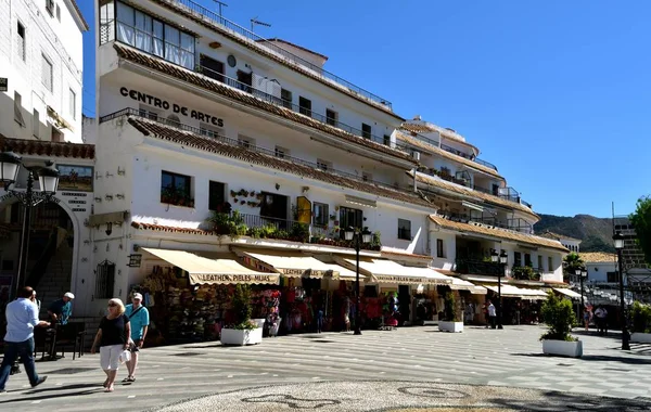 Toursits yılında köy Meydanı Mijas, İspanya Haziran 2017